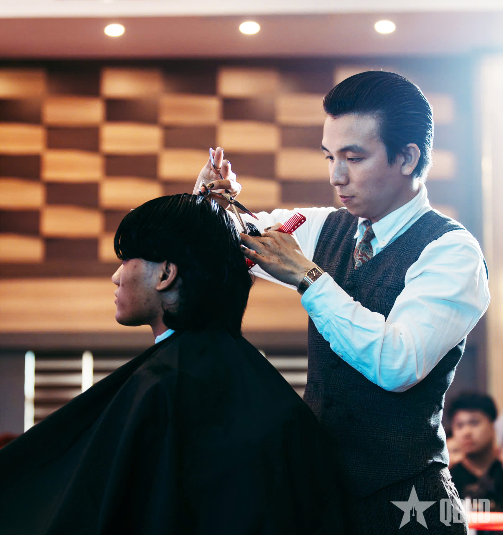 Lẽ sống nhân ái của chàng trai cắt tóc